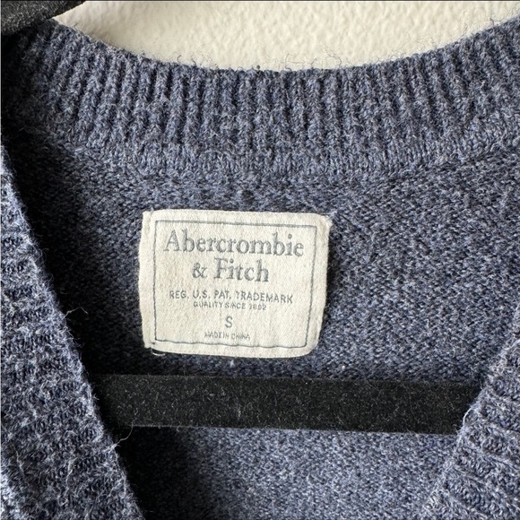 Abercrombie Sweater - Picture 4 of 5